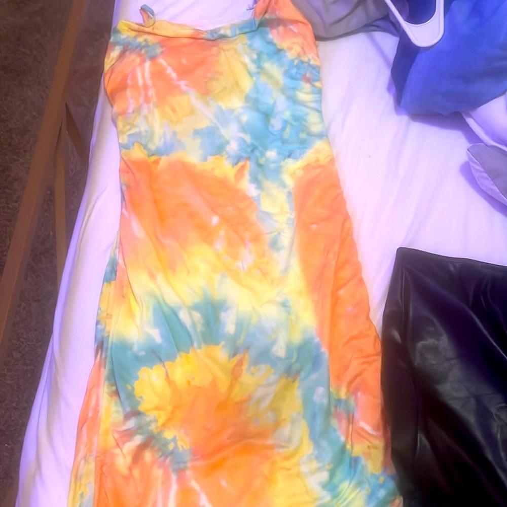this a beautiful maxi dress with a thin feel great for summer.